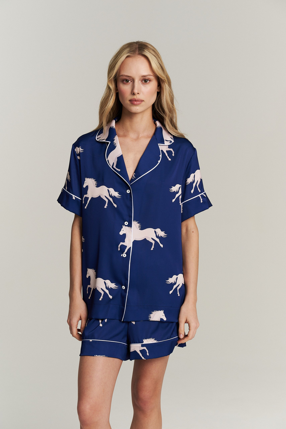 Шелковая блуза с кантом - белые лошади