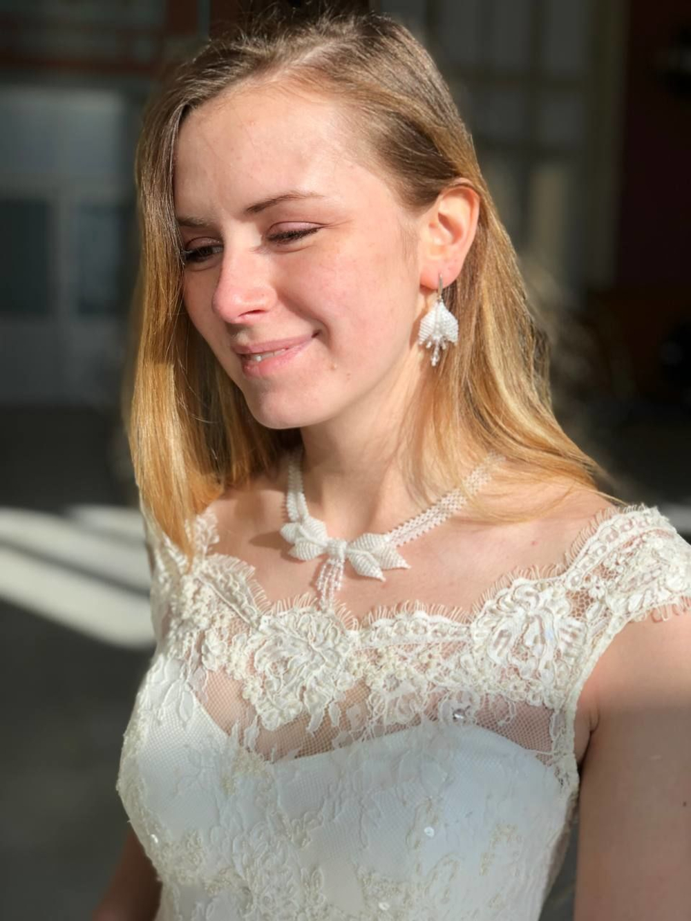 Колье "Бантик" ручной работы из бисера и кристаллов Swarovski