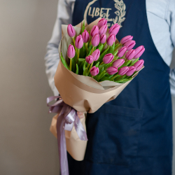 25 розовых тюльпанов в оформлении