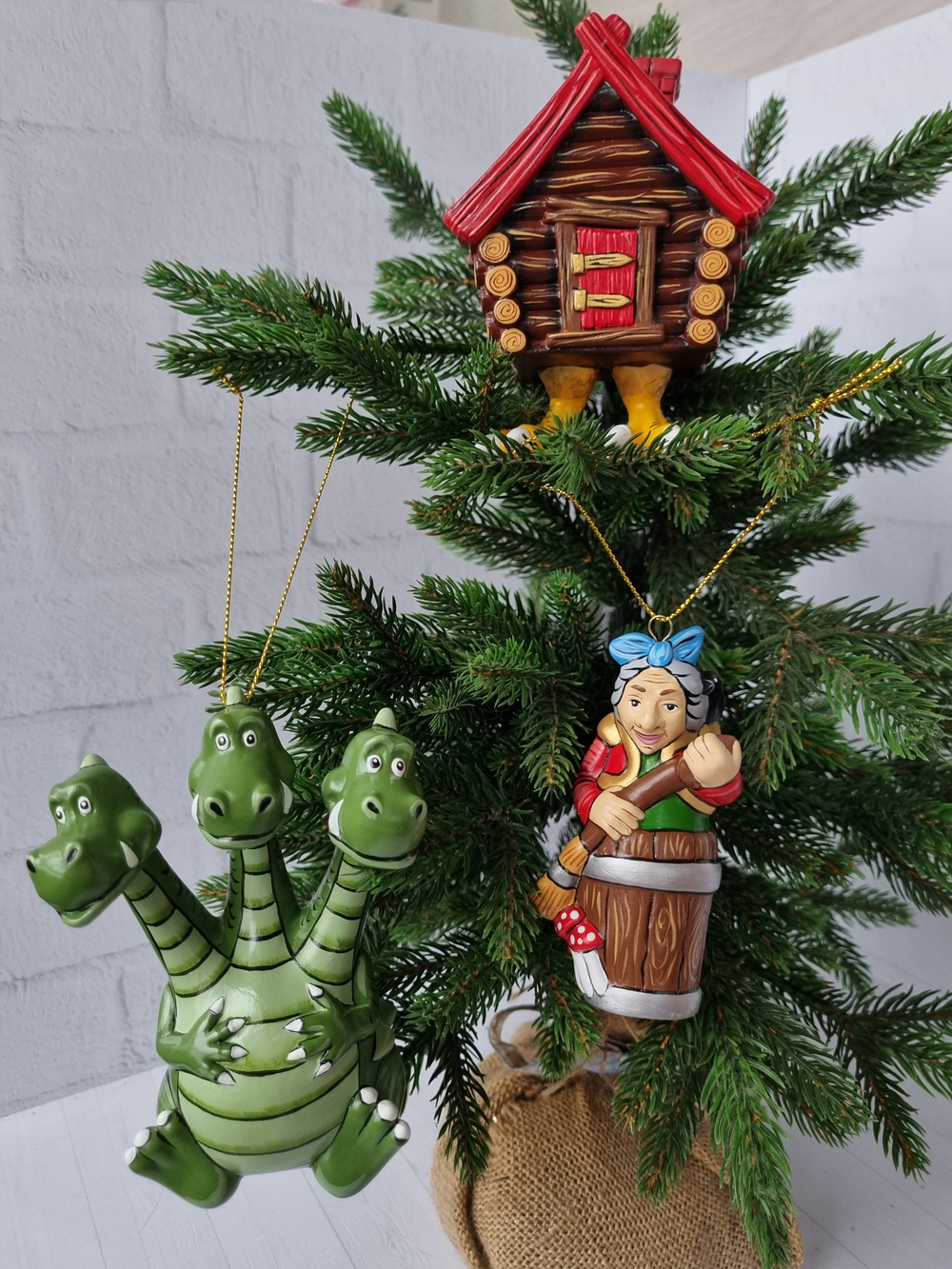Набор игрушек на ёлку из фарфора баба-яга, змей-горыныч и избушка