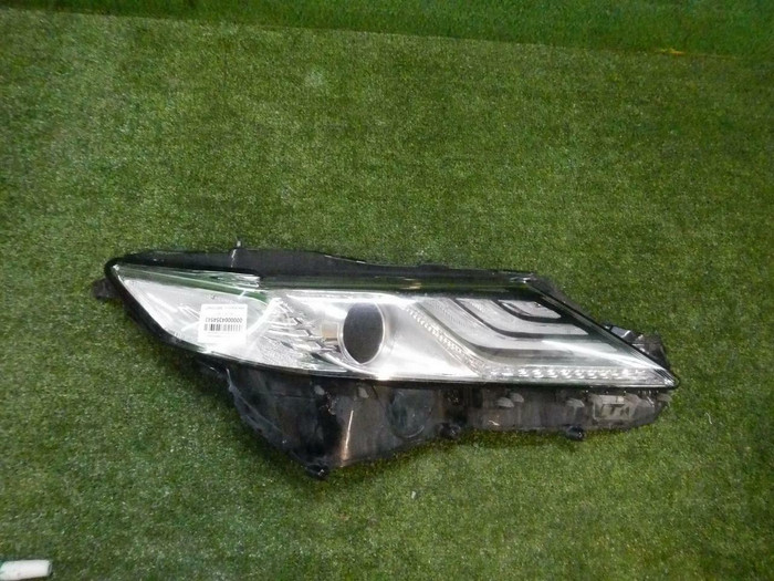 Стекло фары правое Toyota Camry xv70 (2017-2021)