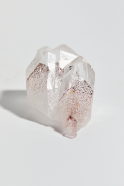 Горный хрусталь с гематитовым фантомом