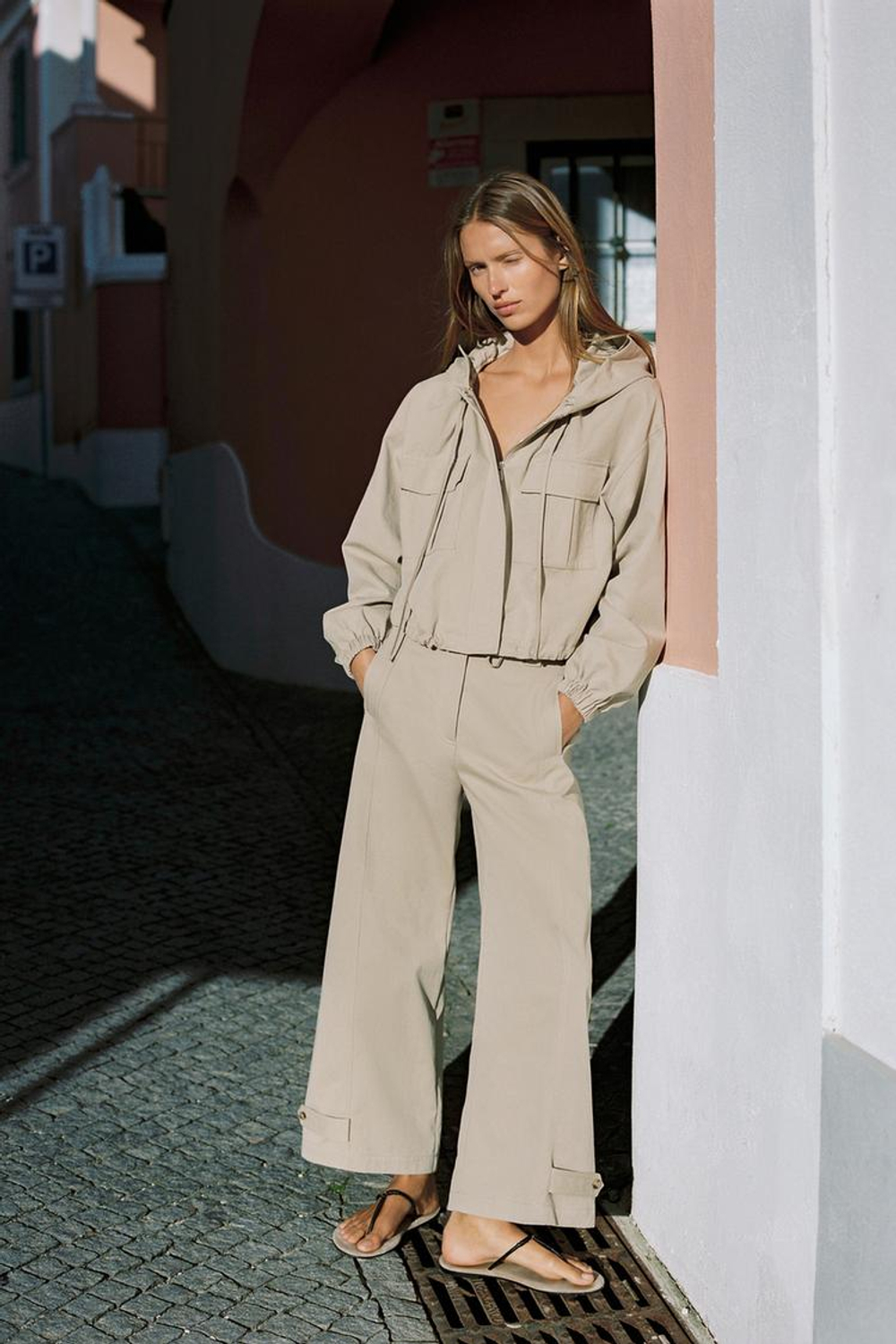 ZARA КУРТКА С КАПЮШОНОМ, ЦВЕТ СЛОНОВОЙ КОСТИ