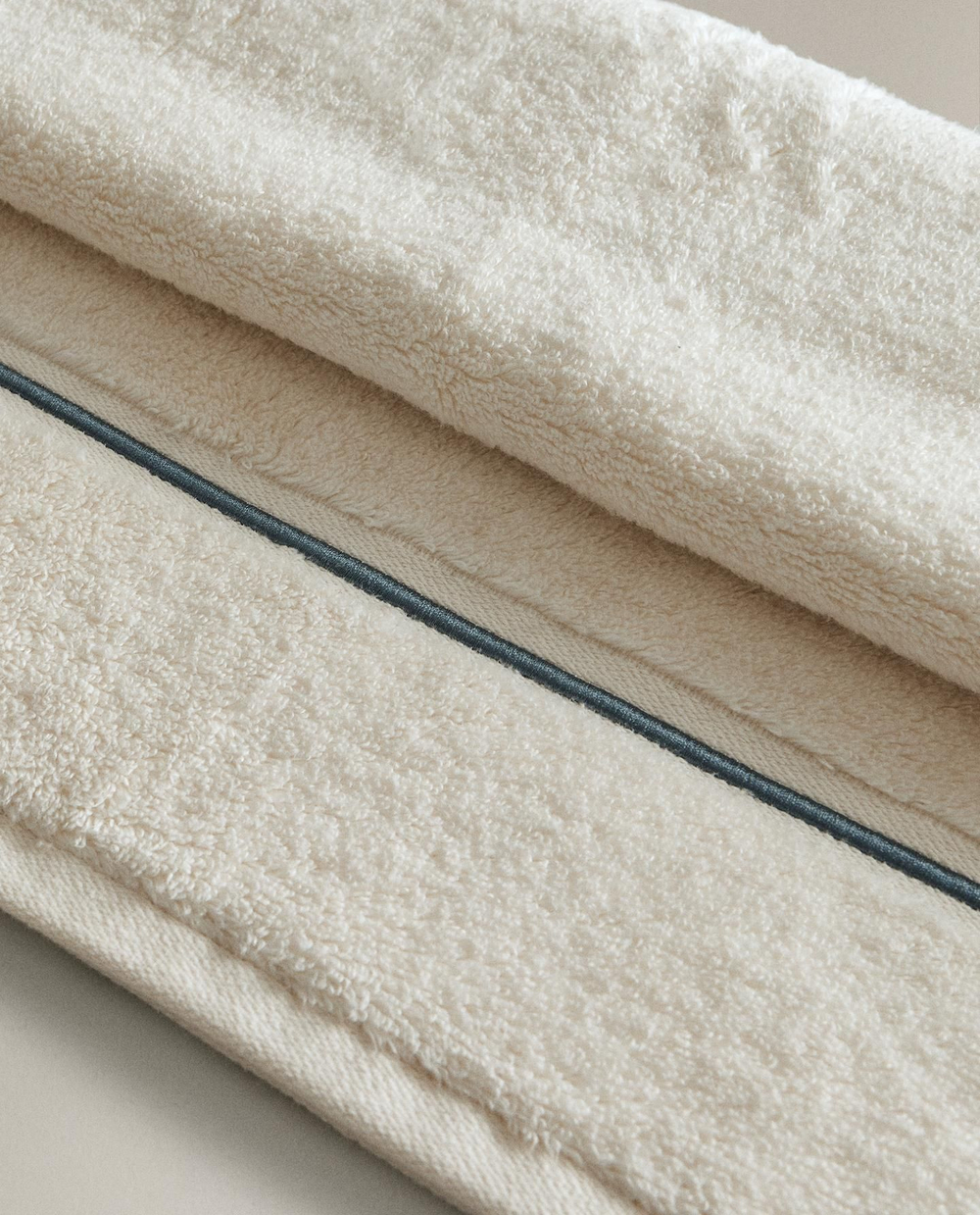 Zara Home - Банное полотенце с вышитым бордюром, синий, 30х50 см