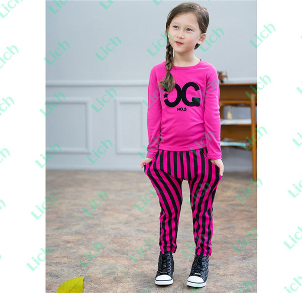 Костюм из лонгслива с принтом и штанов в контрастную полоску