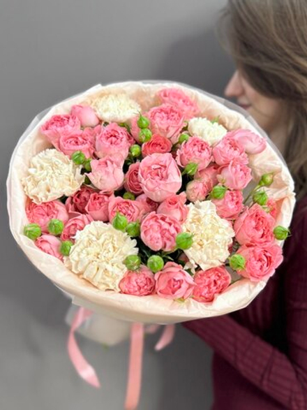 Дуо-букет с кустовыми пионовидными розами и диантусами