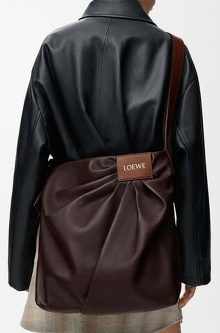 Loewe Сумка-тоут Draped из мягкой овечьей кожи наппа, темно-каштановый