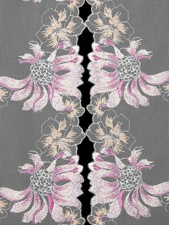 05-155 Вышивка на неэл. сетке 22 см, айвори/лиловый/серебро (правая)