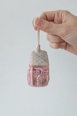 свеча в виде елочной игрушки домик