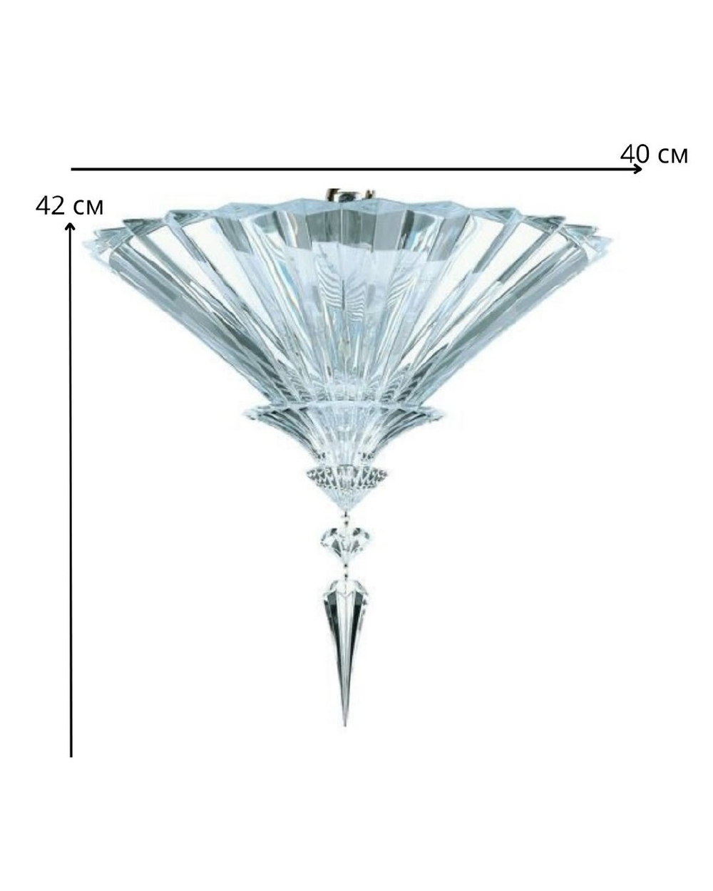 Потолочная хрустальная люстра с чёткой геометрией и выразительной огранкой,