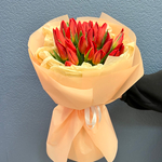 Букет свежих красных тюльпанов