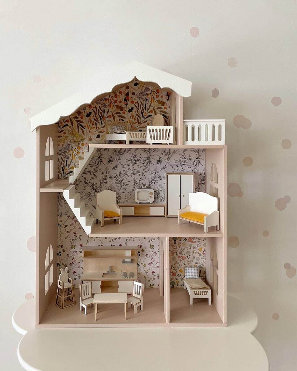 Кукольный домик с мебелью в пудровом цвете