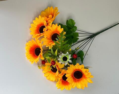 Букет подсолнухов с ягодкой