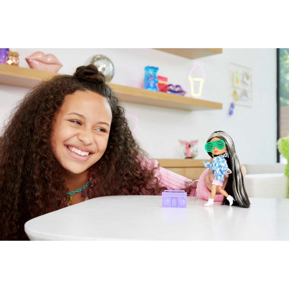 Barbie Extra Minis - Маленькая модная куколка в клетчатой курточке HGP64