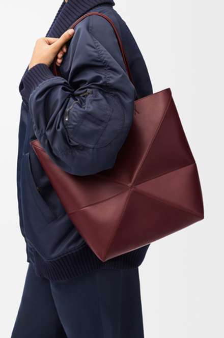 Loewe Средняя складная сумка-тоут Puzzle Fold из блестящей телячьей кожи, бургунди