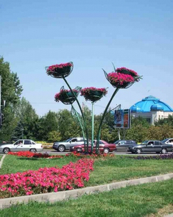 Цветочница Букет Крокусов с лепестками и листьями
