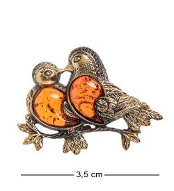 AM-2086 Брошь «Влюбленные голуби» (латунь, янтарь)