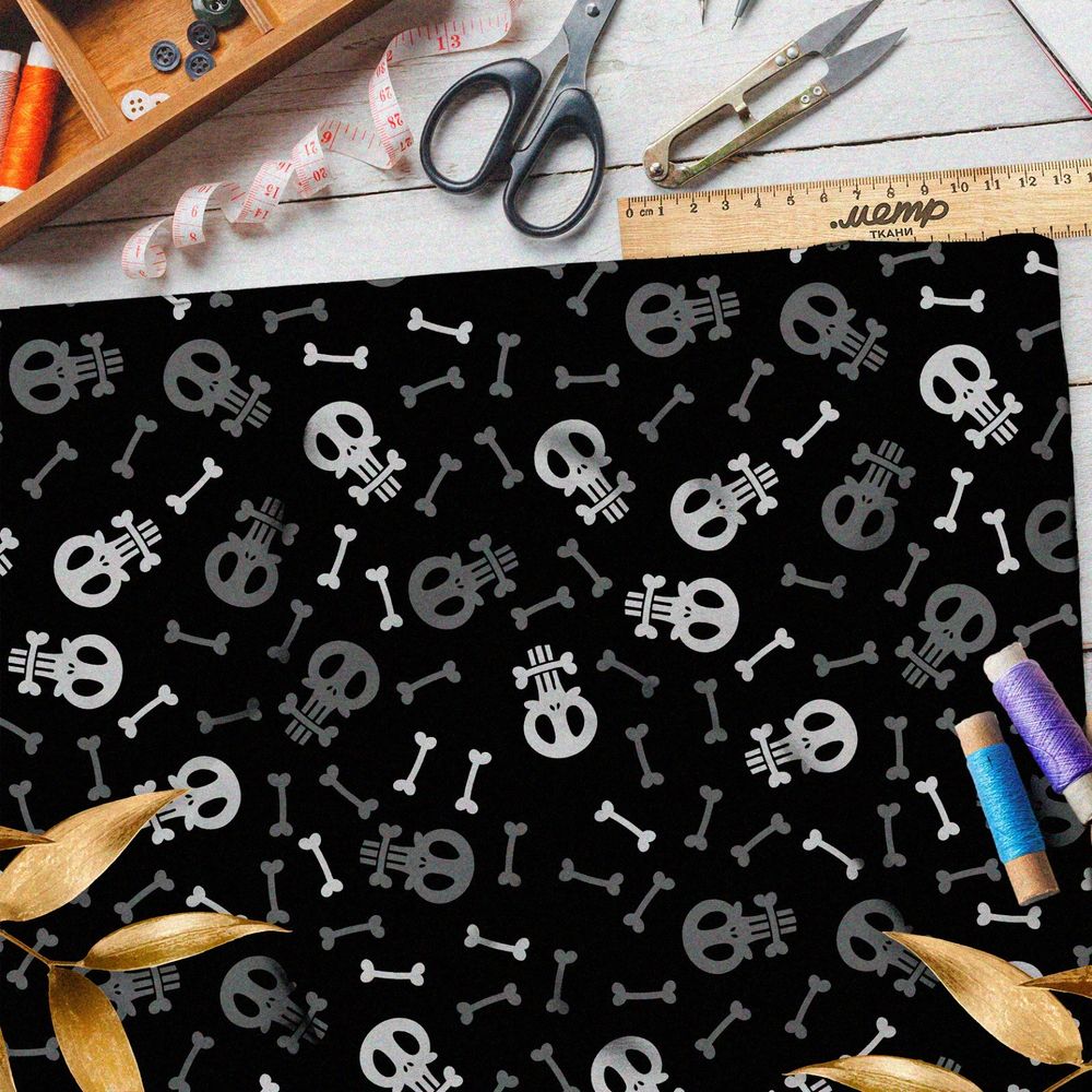 Ткань блэкаут белые черепа и серые кости на чёрном фоне