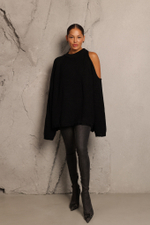 Свитер с открытым плечом