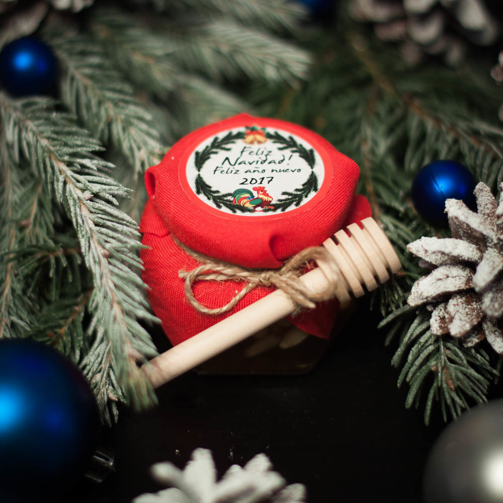 Брендированные баночки с медом для корпоративных подарков на Новый Год (пример)