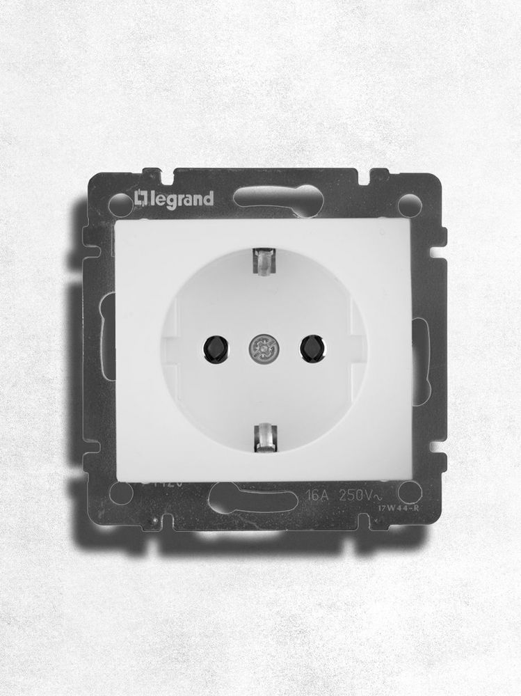 Розетка 1-м СП Valena 16А IP21 с заземл. на винтах механизм бел. Leg 774420