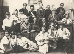 Кружок затейников при пионер-клубе. Чистополь. Чёрно-белая фотография.1934 г. Из архива фотографий Т