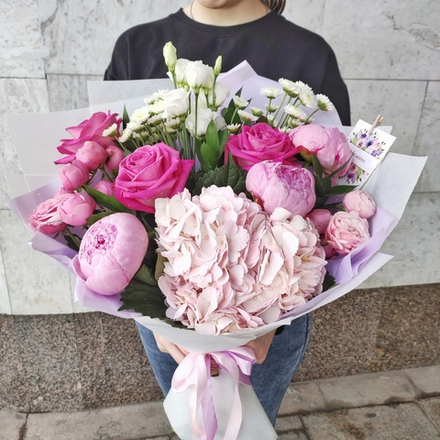 Авторский букет с гортензией и пионами