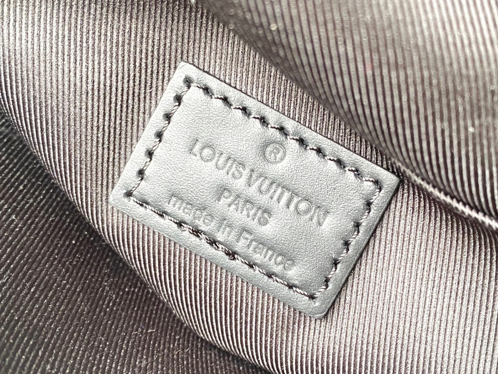 Louis Vuitton Montsouris Messenger PM