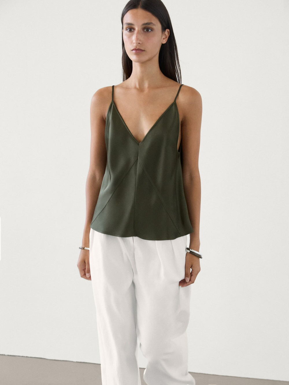 Massimo Dutti Укороченный атласный топ с V-образным вырезом, хаки