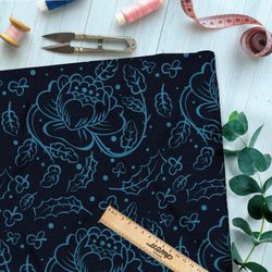 Ткань оксфорд 600 синие нарисованные цветы и листья на чёрном фоне