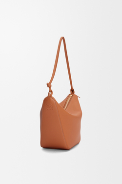 Loewe Мини сумка-хобо Hammock из классической телячьей кожи, желто-коричневый