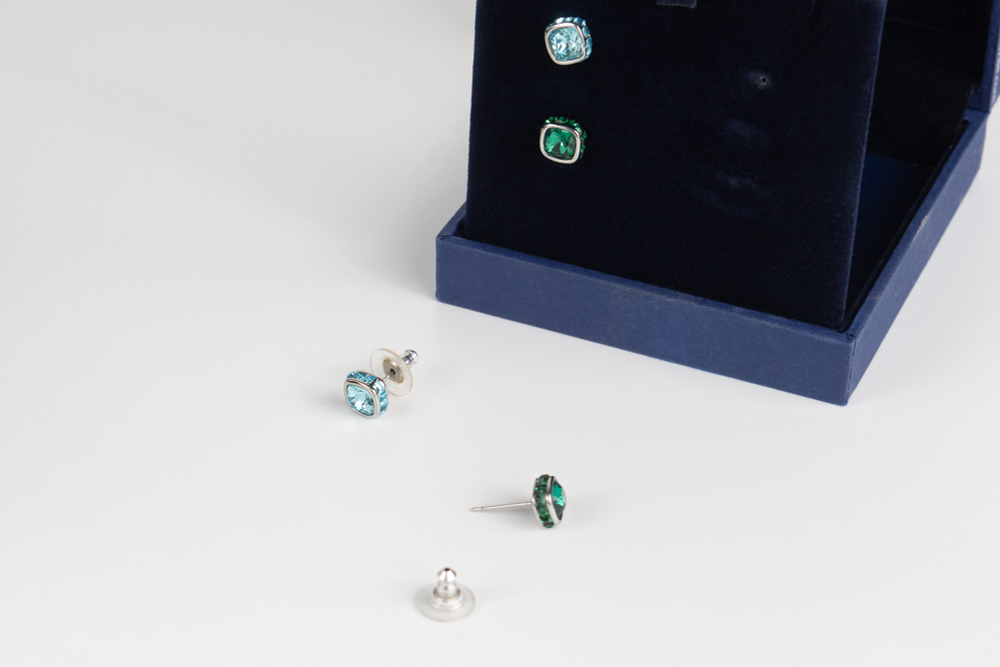 Две пары серег на пусетах Swarovski с кристаллами зеленого и голубого цветов