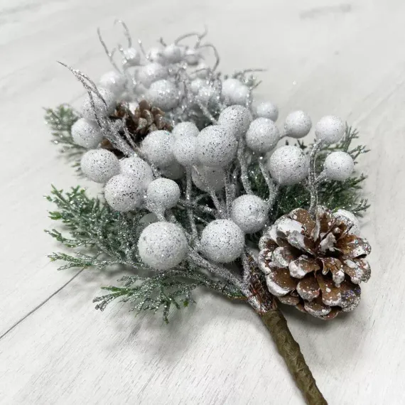 Ветвь заснеженная Блестящая с белыми ягодами и шишками 50 см., Christmas DeLuxe (89186)