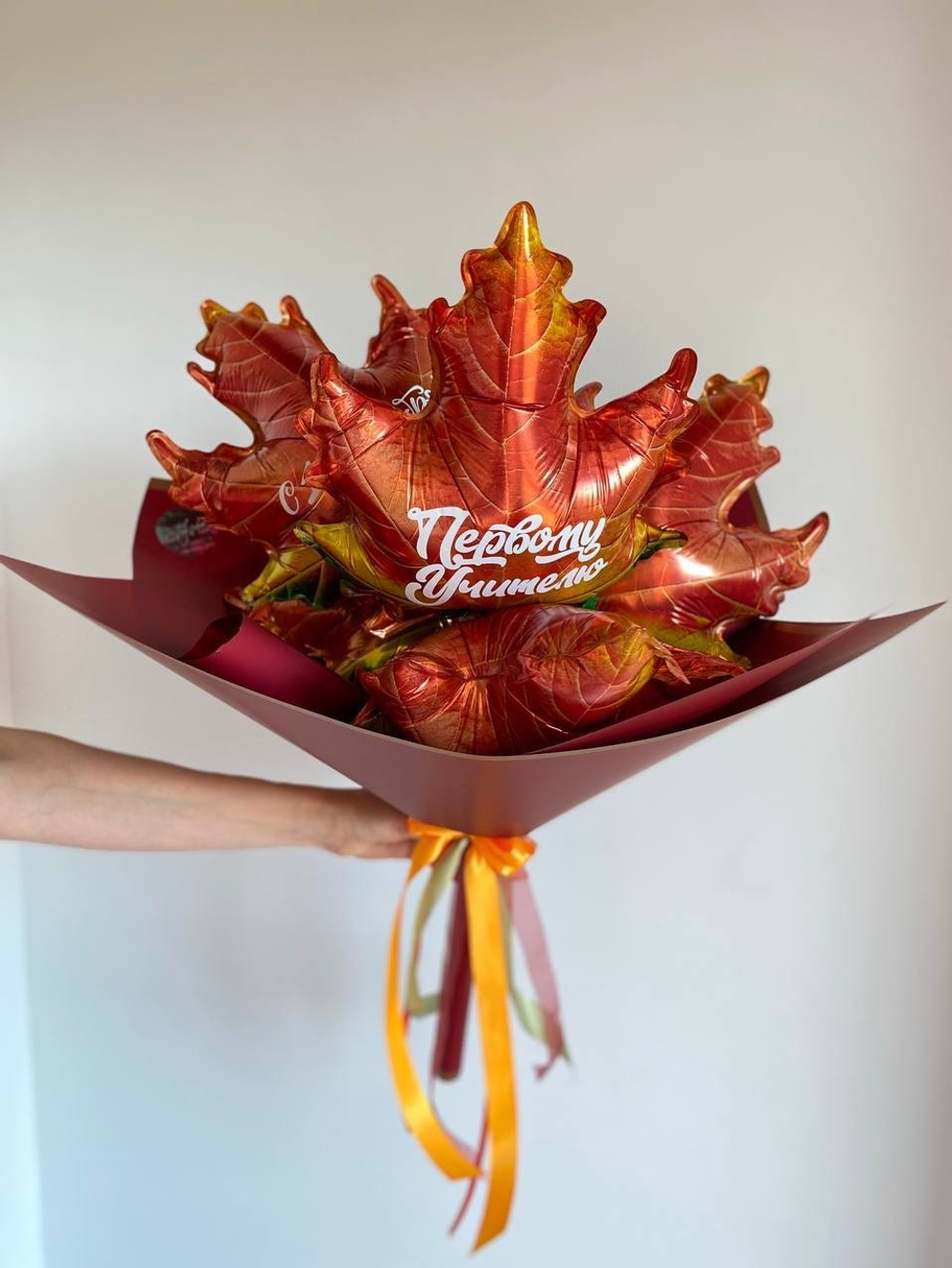 Букет из кленовых листов на 1 сентября