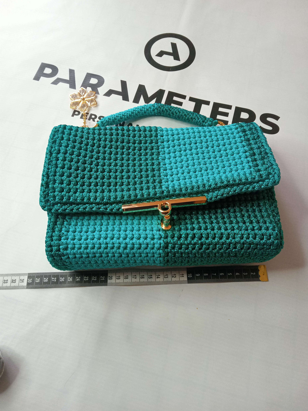 Сумка вязанная с одним отделением на подкладе.