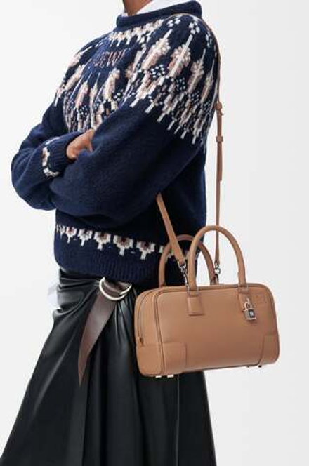 Loewe Сумка Amazona 23 из мягкой зернистой телячьей кожи, мокко