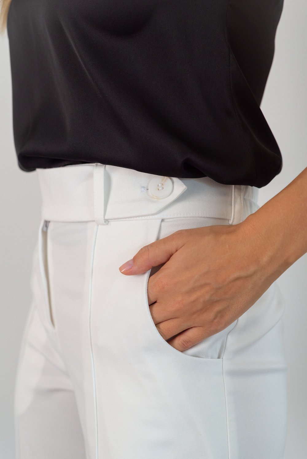 Брюки белые с хлястиком на поясе