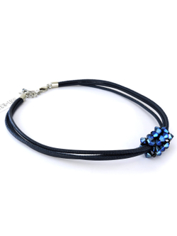 4719 Coeur de Lion колье с кристаллами Сваровски и мягкой кожи наппа в 4 сложения сине-сапфирового цвета.