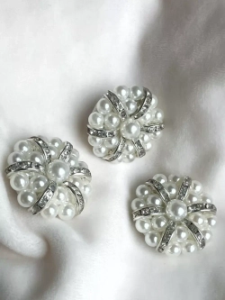 Большая пуговица-брошь с бисером жемчугом и стразами 3 шт