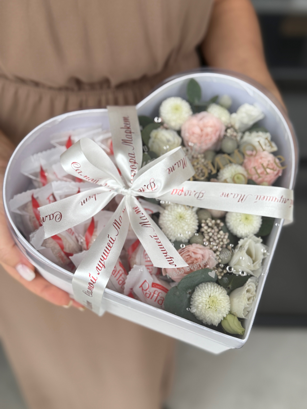 Трепетная композиция из сезонных цветов нежных оттенков и конфет Raffaello от Флора Маркет, размер S