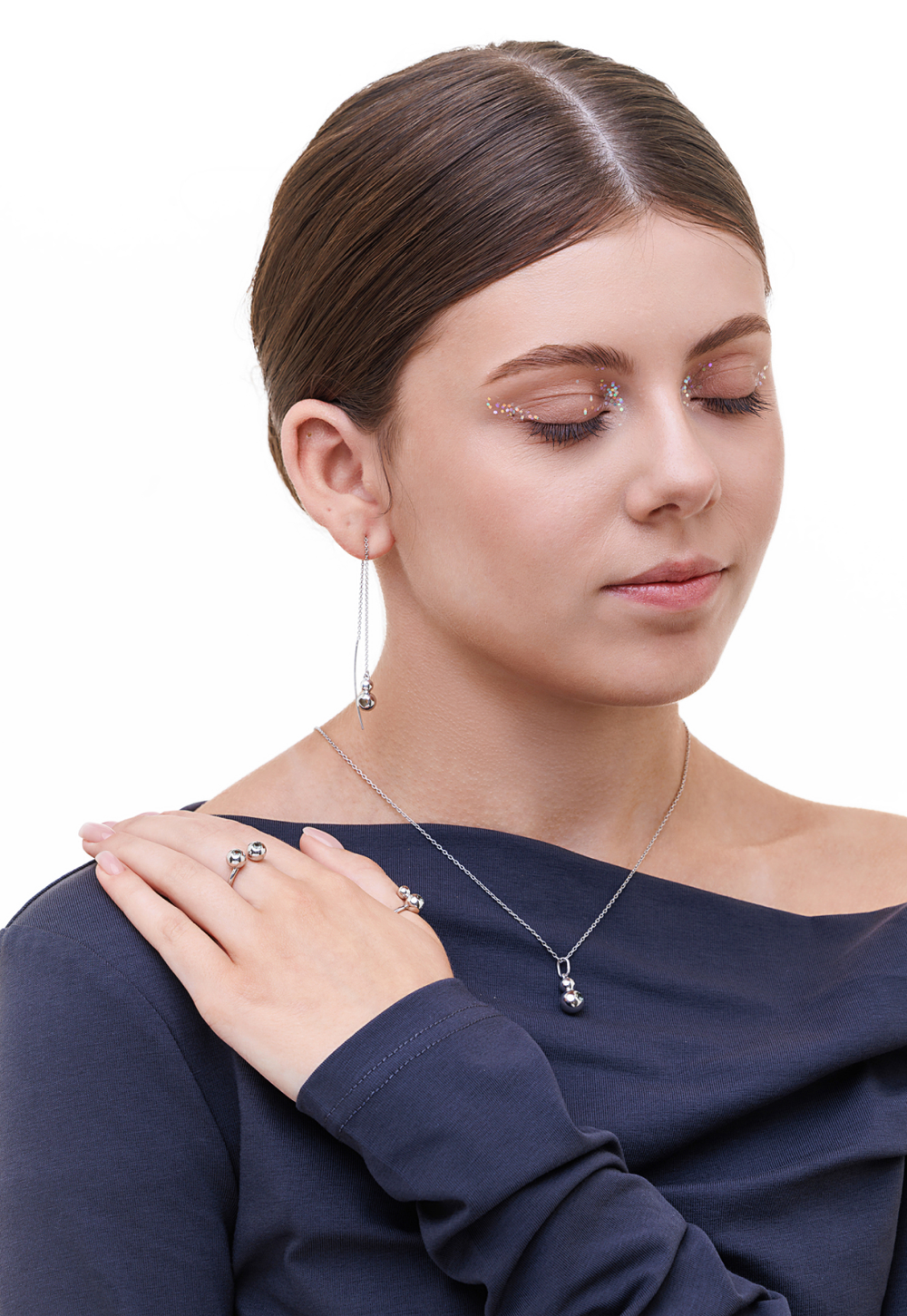 Кольцо из серебра со вставками из чёрного фианита