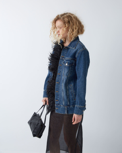 Джинсовая куртка с перьями