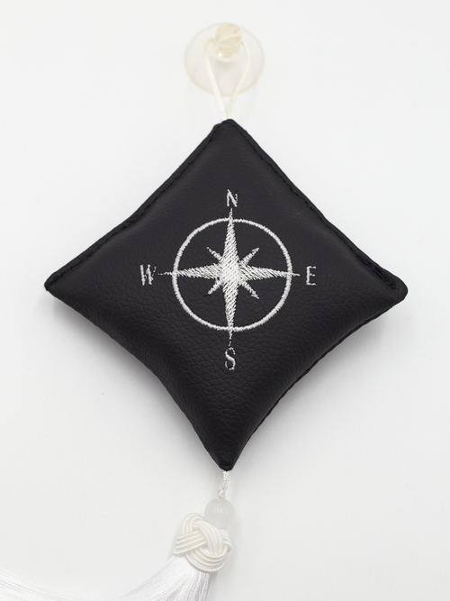 Ромб объемный на присоске Роза Ветров (экокожа, черный, белая вышивка, кисть)