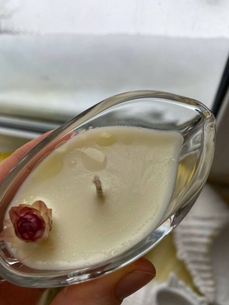 Капли масла на поверхности свечи