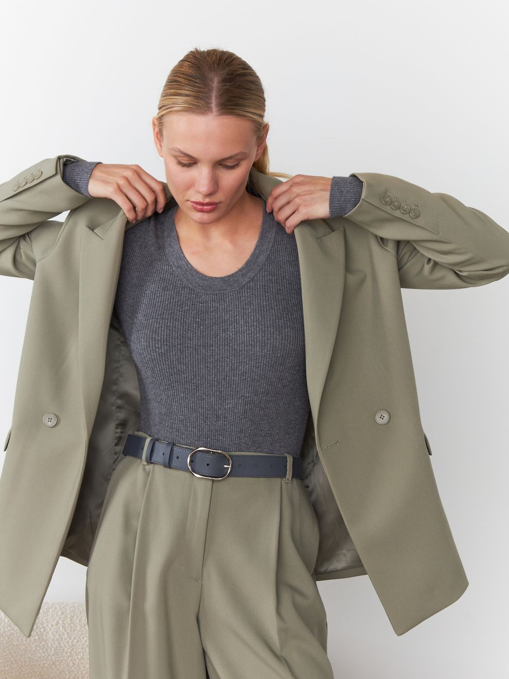 БАЗОВЫЙ РЕМЕНЬ С ОВАЛЬНОЙ ПРЯЖКОЙ GRAPHITE