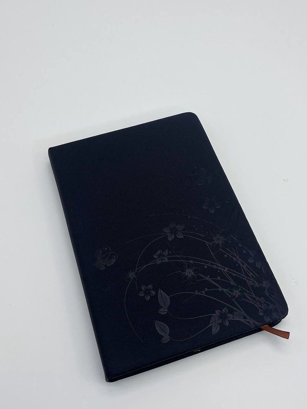 Блокнот 144 л А5 линейка цветы черный (8344-3)