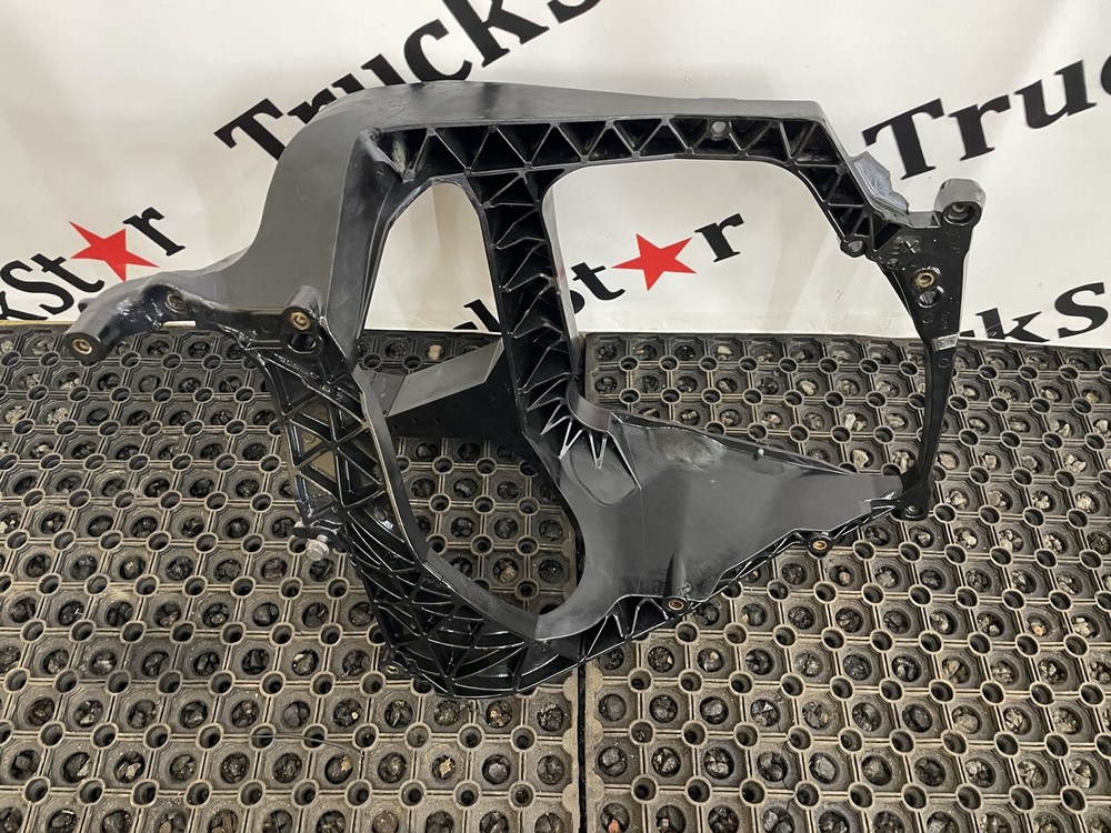 Кронштейн фары правой 2018г.