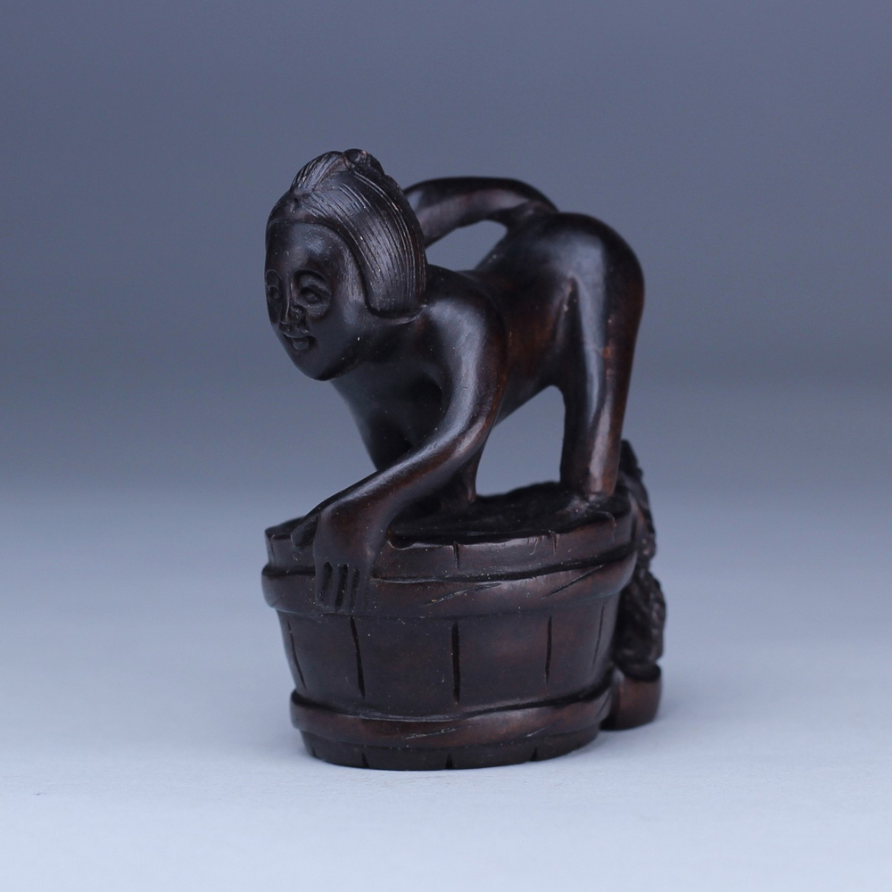 Нэцкэ Обнаженная красавица и лягушка