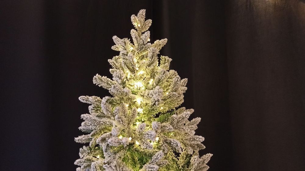 Заснеженная ель с гирляндой «Барокко» теплый свет (Литая+пвх) 240 см / 2,4 м