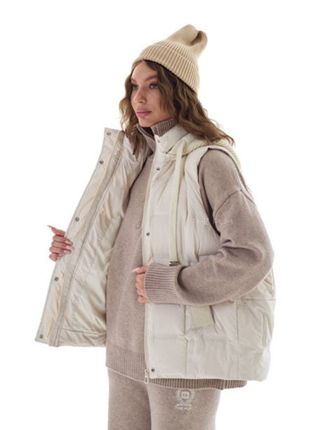 Светло-бежевый пуховый жилет с вязаным капюшоном